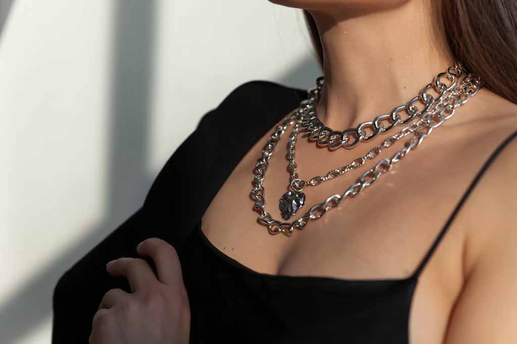 How Does Necklace Layering Work