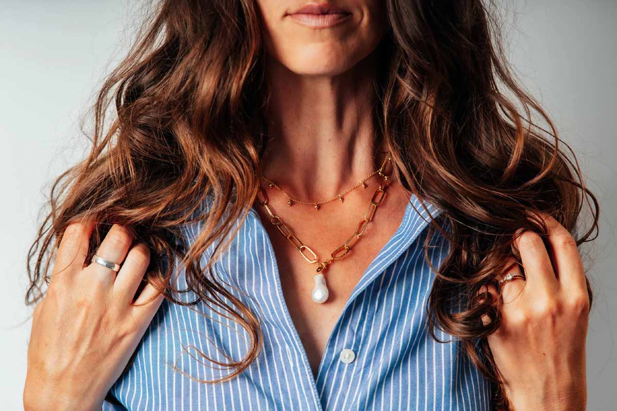 Best Necklaces for V-Neck Dress, A Simple Styling Guide