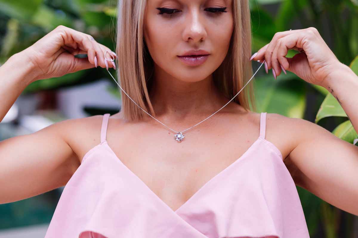 Best Necklaces for V-Neck Dress