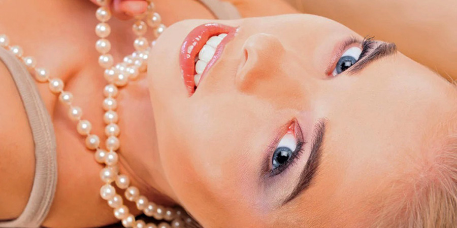 How to Pair Jewelry With Makeup