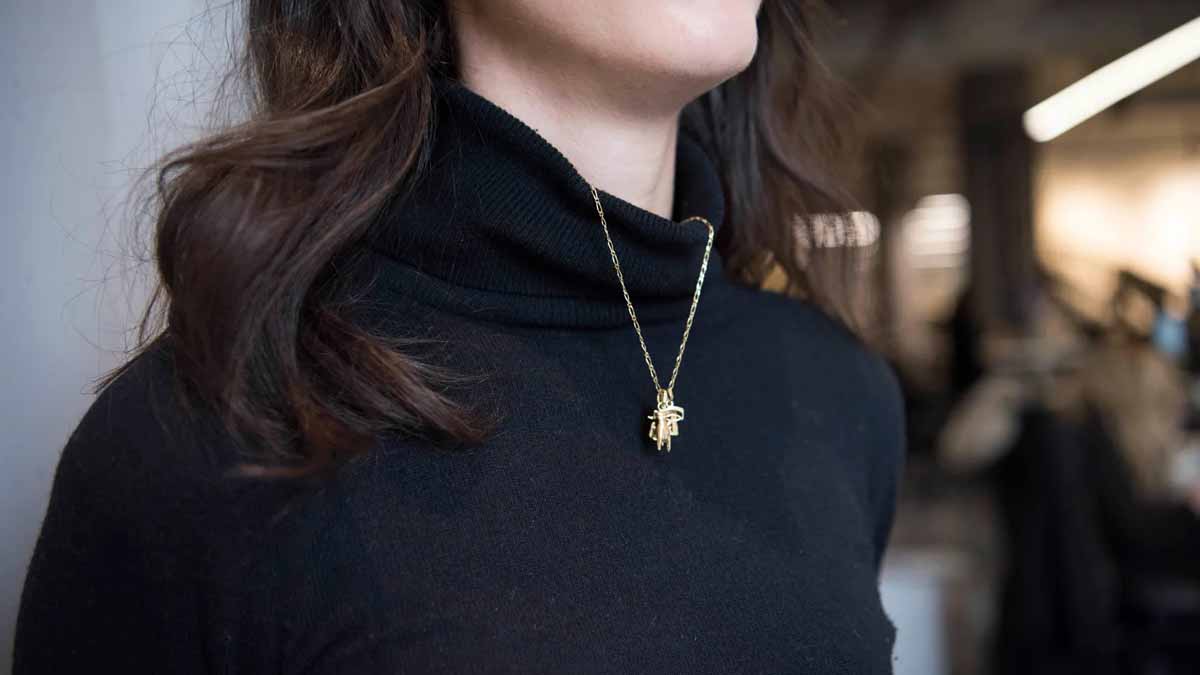 What Jewelry Looks Best with a Turtleneck