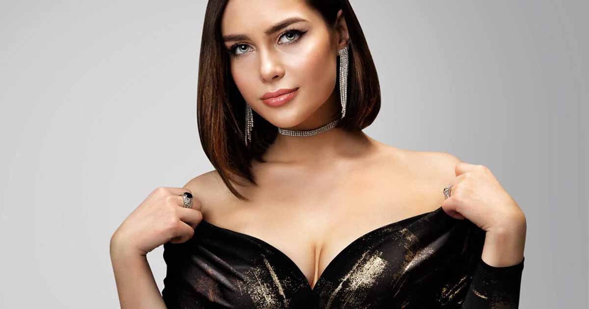 Which Jewelry Looks Best with Off-Shoulder Dresses