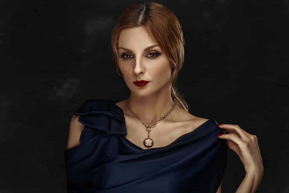 How Should Jewelry Match the Dress Neckline