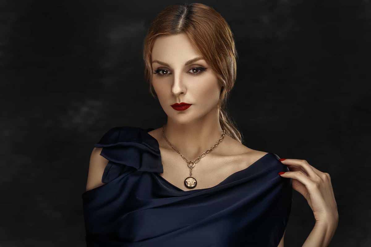 How Should Jewelry Match the Dress Neckline