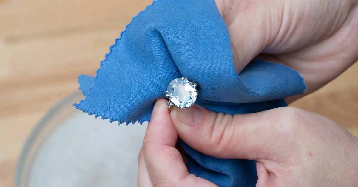How to Clean Jewelry Oxidized with Chemicals