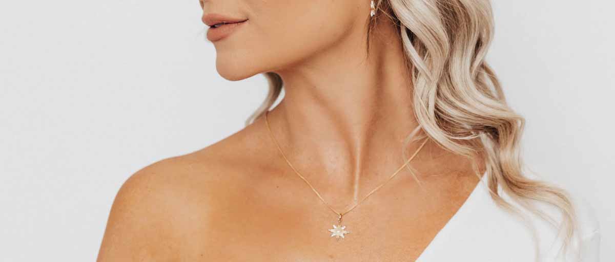 What Jewelry Looks Good in a Business Setting