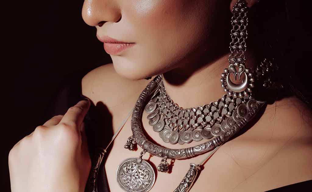 How Does Silver Get Its Dark Color